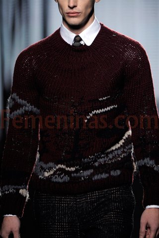Pulover tejido de lana con en color borravino y diseño con otros colores en la parte de abajo